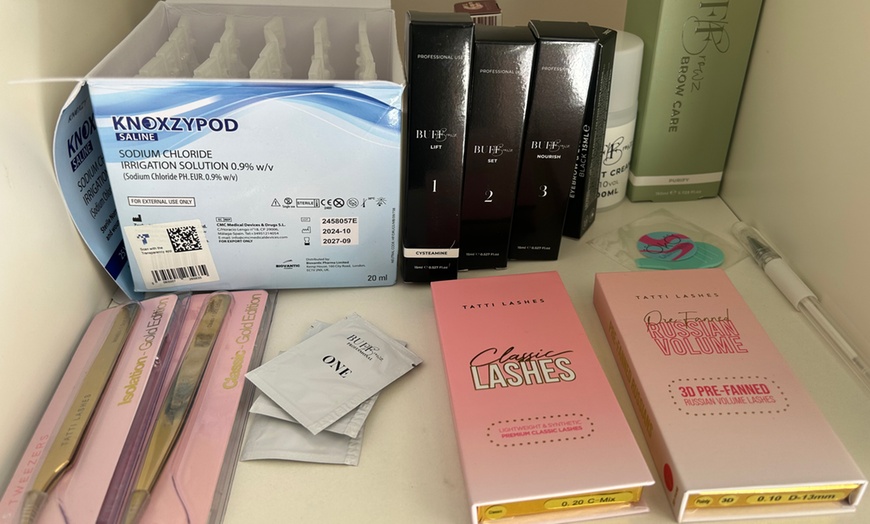 Image 2: Transform w/ a Full Set of Classic, Hybrid,/Volume Eyelash Extensions