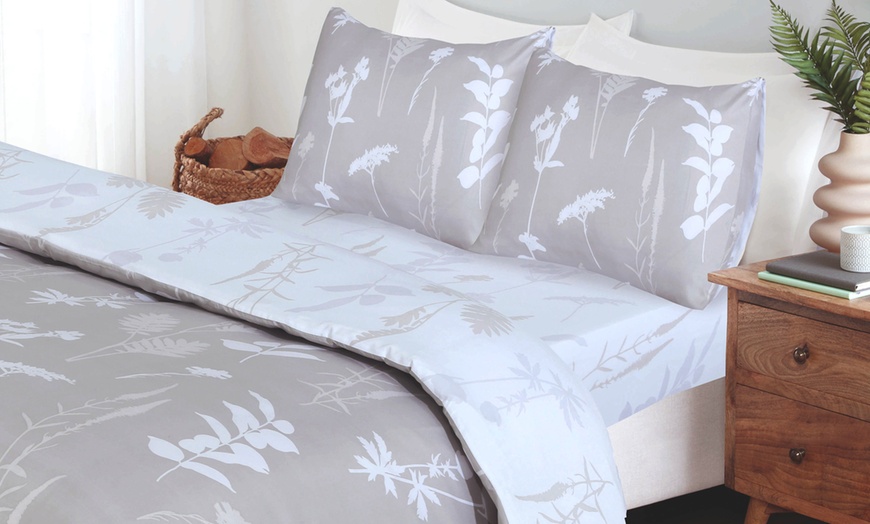 Image 10: Four-Piece Complete Duvet Set - Reversible, Easy Care Bedding