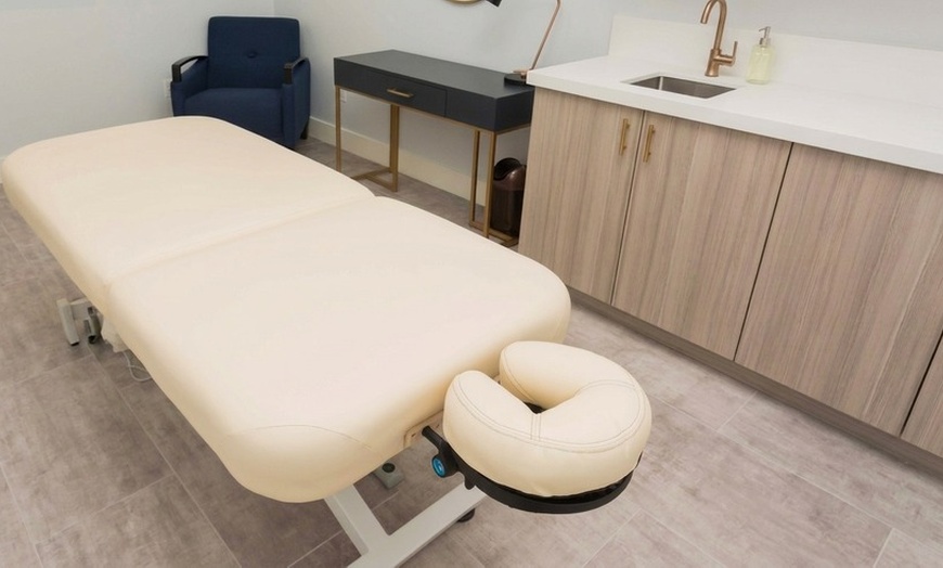 Image 6: 60- or 90-Minute Swedish Massage with Aromatherapy & Towel Therapy