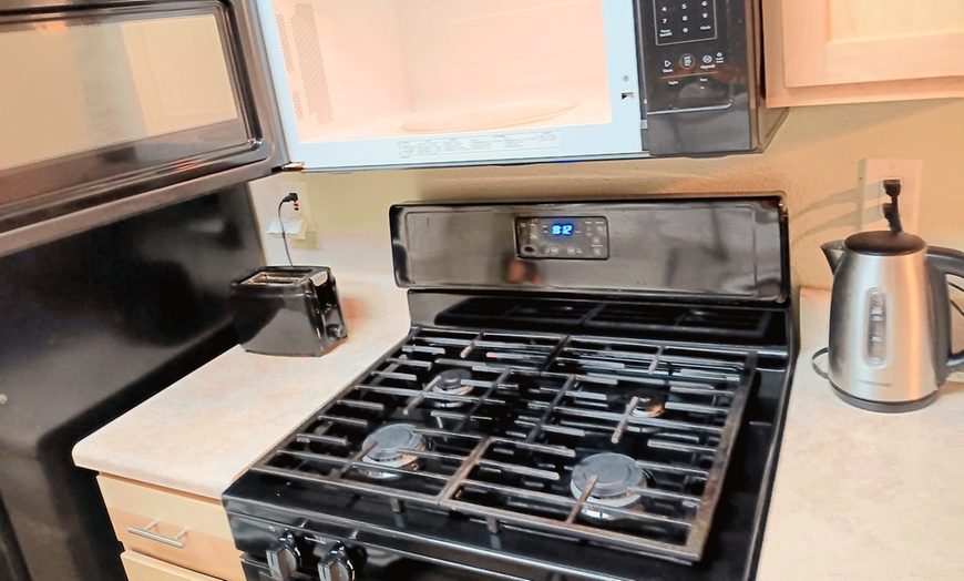 Image 17: Home Cleaning: 3–5 Hour Sessions or Half-Bath Deep Clean with Supplies