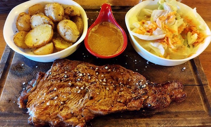 Image 9: Grillades mixtes à partager dans un steakhouse chaleureux