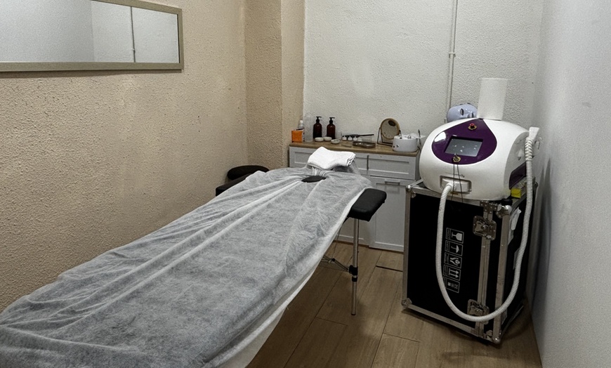 Image 4: Manicura, pedicura o manipedi con esmaltado normal o semipermanente 