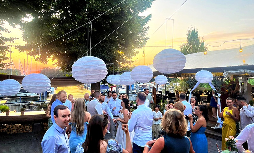 Image 9: 3 Std. Buffet inkl. Getränkeflat & DJ ROBSN Live für 1 bis 4 Personen