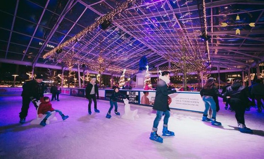 Image 2: Vivez la magie de l’hiver sur la patinoire couverte illuminée 