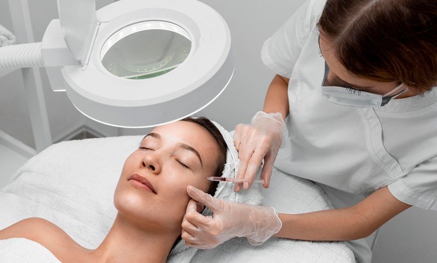 Image 4: Tratamiento reafirmante inyectado en 3 zonas con opciones adicionales