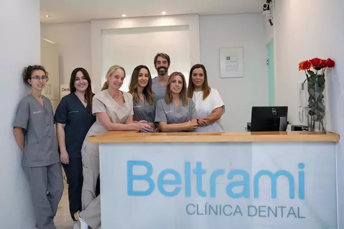 Cuidado dental completo con diagnóstico, limpieza y blanqueamiento