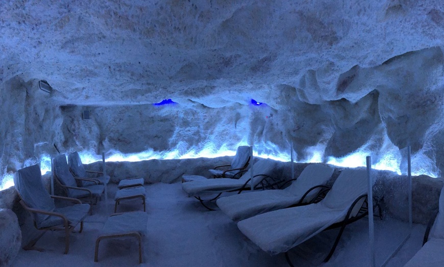 Image 2: 1 o 3 sesiones de haloterapia en cueva de sal para niños o adultos