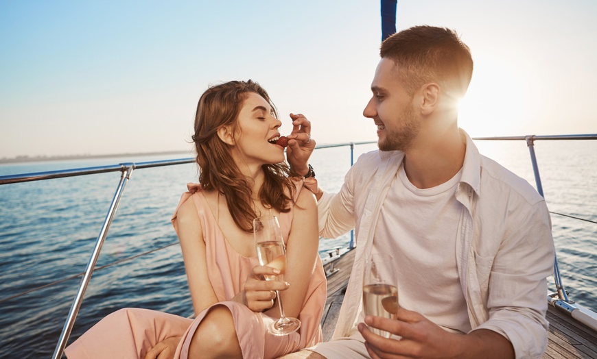 Image 2: Paseo en barco de vela con cava al atardecer para 2, 4 o 6 personas 