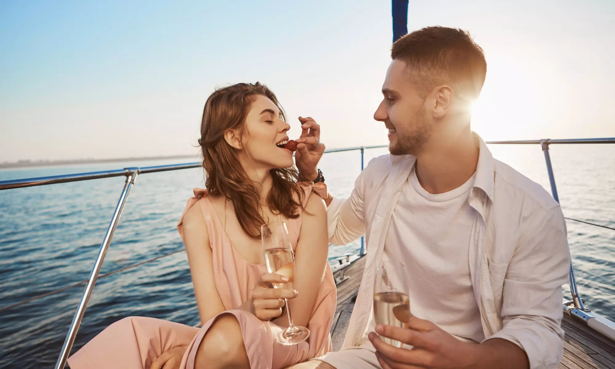 Paseo en barco de vela con cava al atardecer para 2, 4 o 6 personas