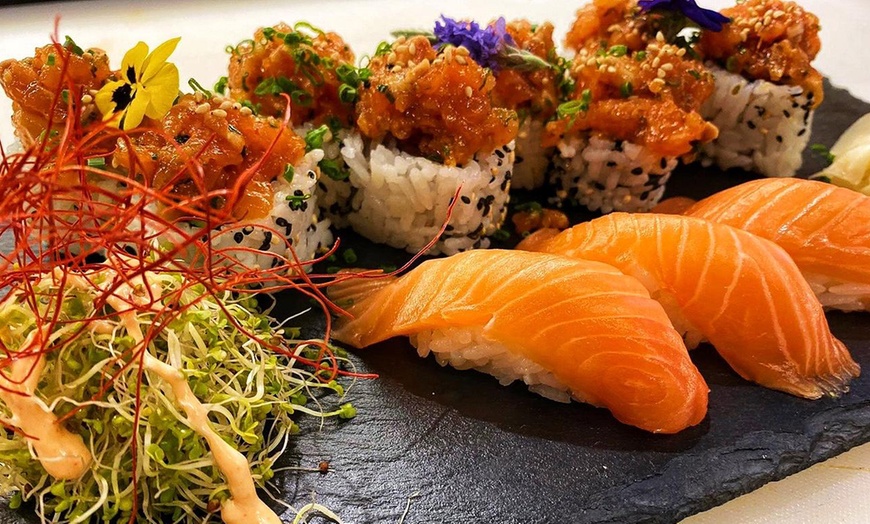 Image 2: 3-Gänge-Sushi-Menü mit Sushiplatte für 2 oder 4 Personen 