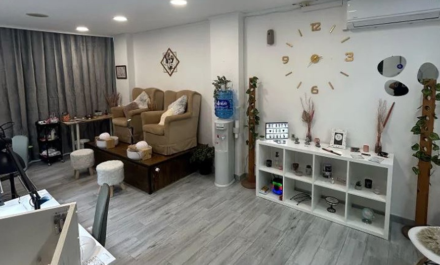 Image 2: Manicura, pedicura o ambas con esmaltado semipermanente