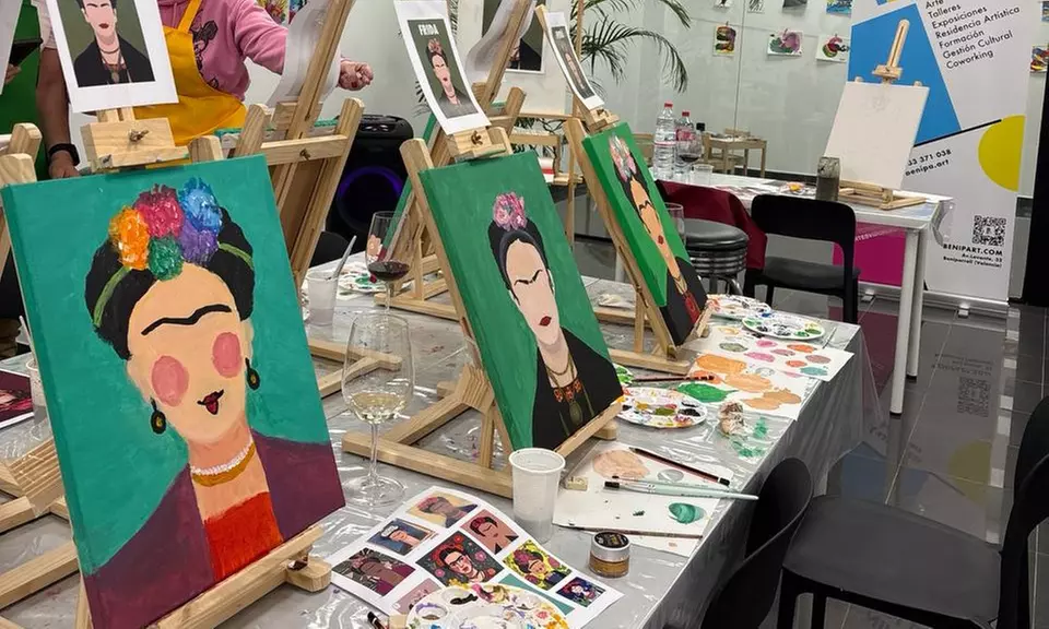 Pinta tu cuadro con vino ilimitado: taller de pintura para 1 o 2 pax