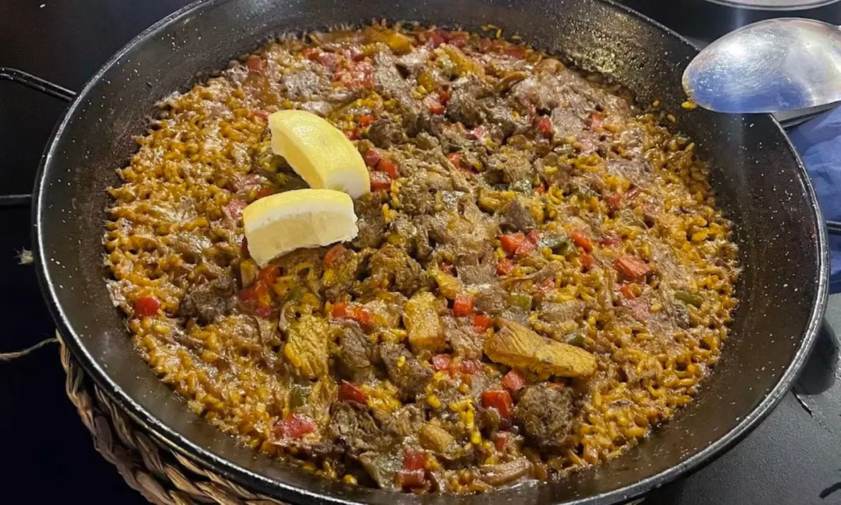 Menú para 2 o 4 en casco antiguo de Alicante con postre y vino