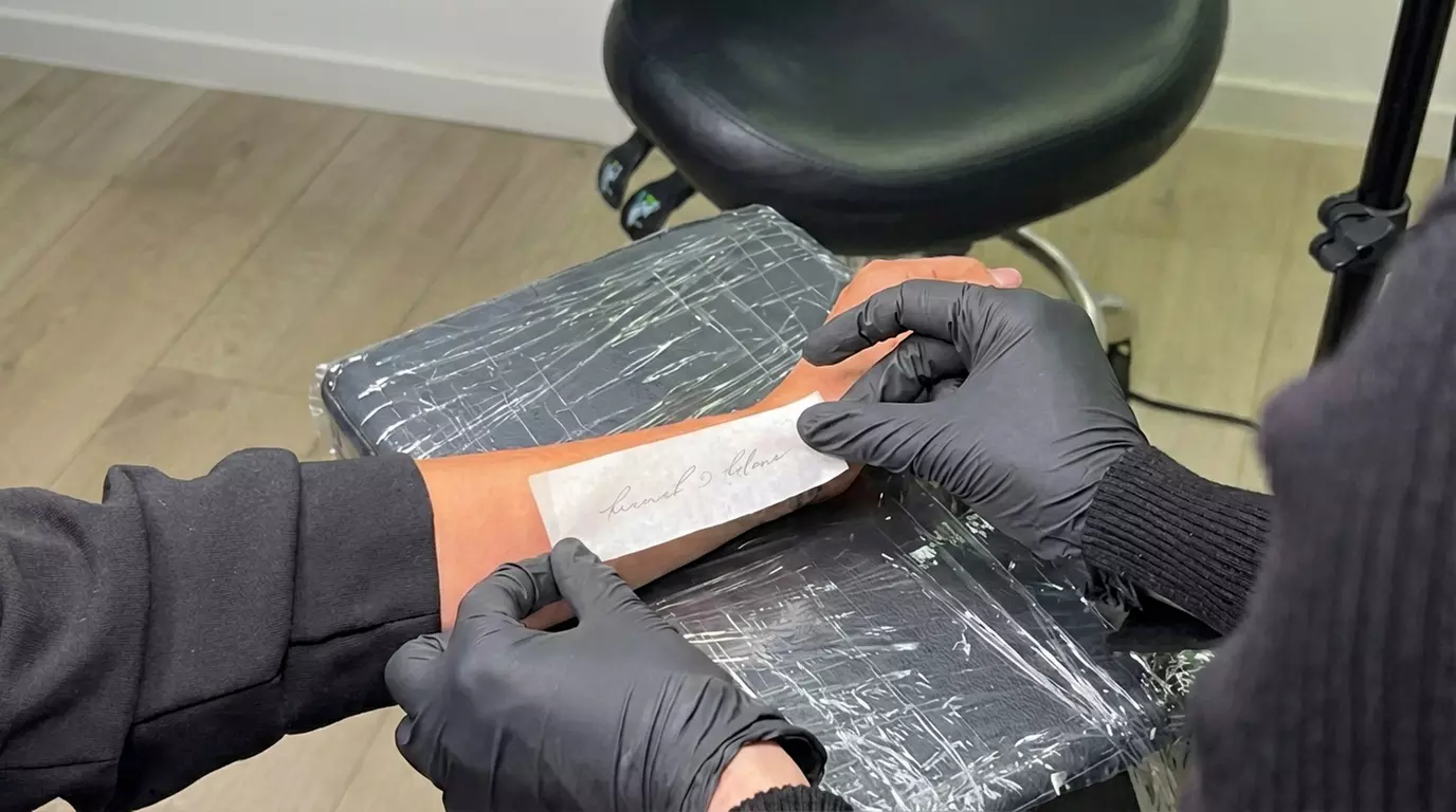 1 Fineline Tattoo klein (bis 5 x 5 cm) oder mittel (bis 4 x 8 cm)