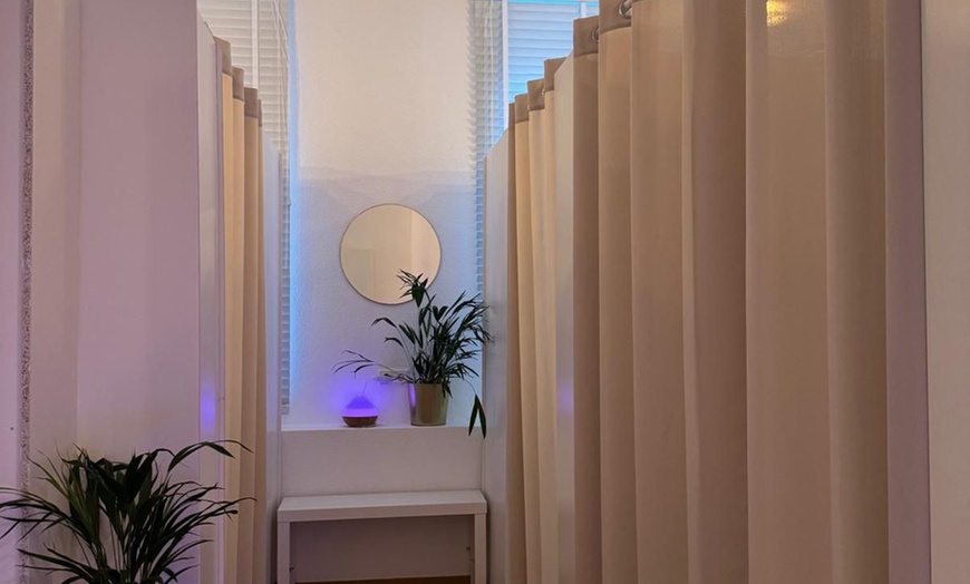 Image 2: Fußpflege opt. mit Shellack & Entspannung im Massagesessel für 1 Pers.