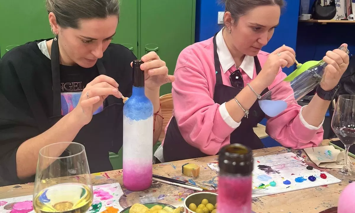 Taller de pintura de 2 h con picoteo y vino ilimitado para 1 o 2 pax.