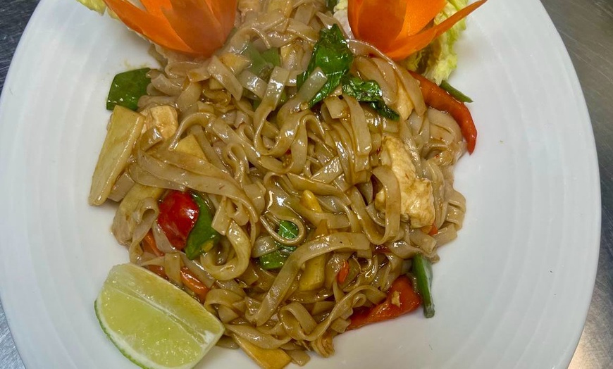 Image 2: Descubre la auténtica cocina tailandesa: menú para 2 o 4 personas 