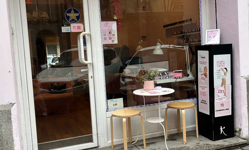 Image 2: Uñas veraniegas: manicura y/o pedicura semipermanente o de gel