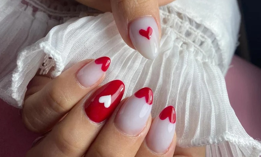 Image 6: Presume de uñas con una sesión de manicura, pedicura o ambas para 1 