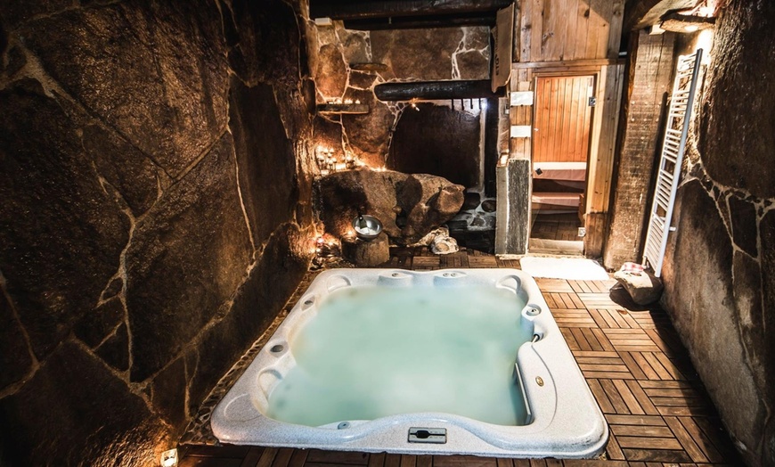 Image 1: Sesión de spa en cueva termal con botella de cava en Orgullo Rural