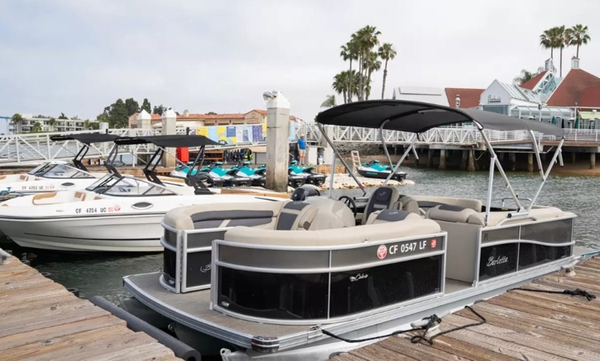 Image 3: 1 or 2-Hour Speed or Pontoon Boat Rental for Adrenaline Packed Fun!