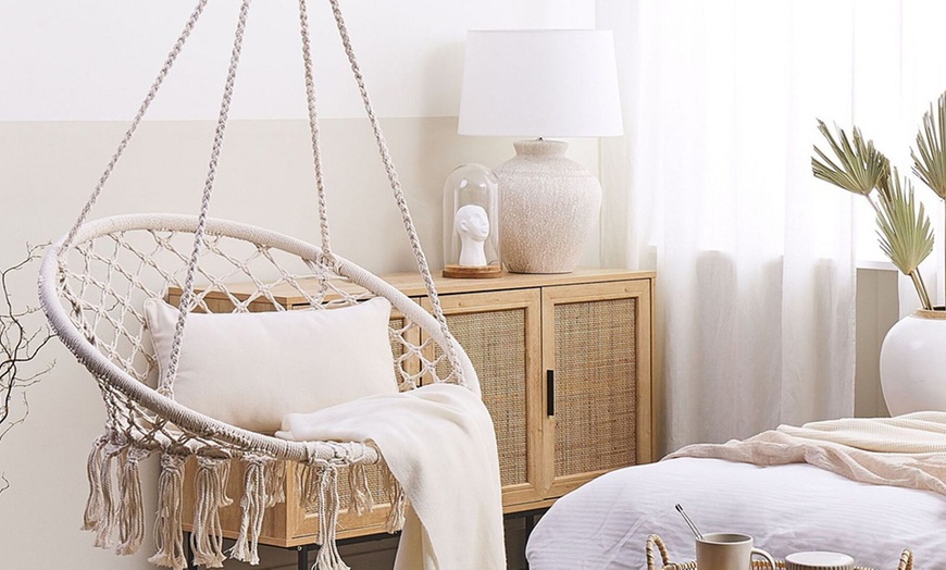 Image 3: Silla tipo columpio de cuerda de macramé con diseño circular