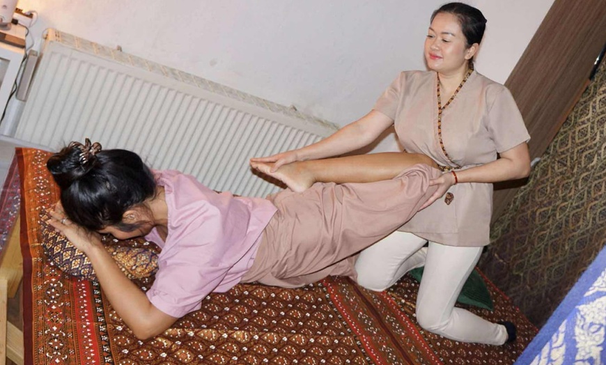 Image 4: Traditionelle Thai-, klassische Thai-Öl- oder Rücken-Nacken-Massage 