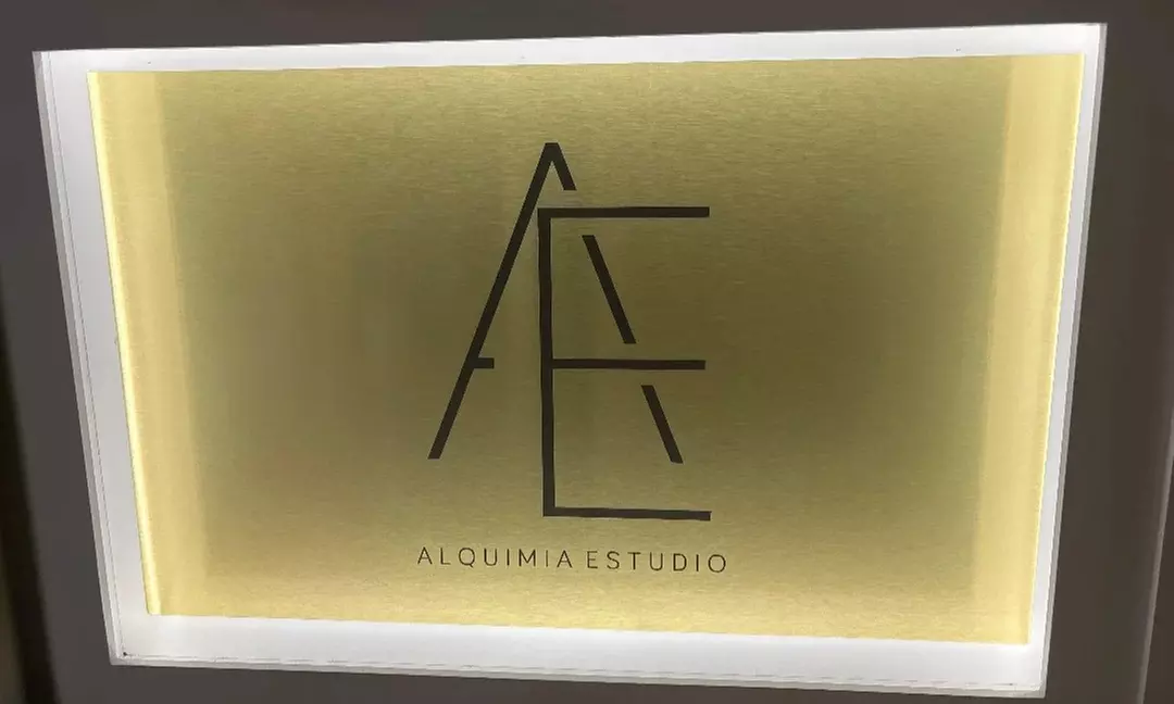 Sesión de microblading de cejas pelo a pelo con diseño y visagismo