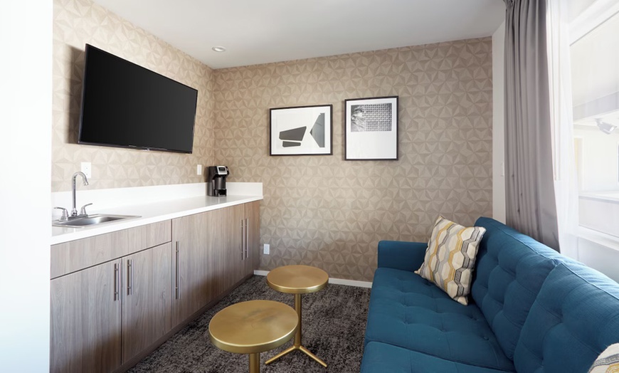 Image 12: Hotel in Coachella Valley with Mountain Views & Outdoor Pool Retreat