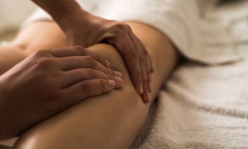 Image 8: Masaje con técnica a elegir o Beauty party para 3 o 4 personas 