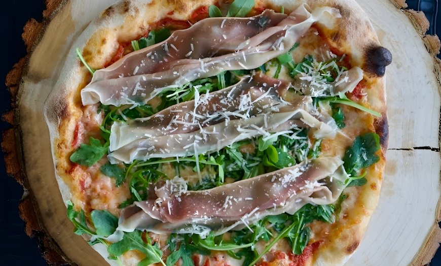 Image 8: Verse pizza's en frisdrank om af te halen en thuis van te genieten