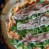 Image 8: Verse pizza's en frisdrank om af te halen en thuis van te genieten