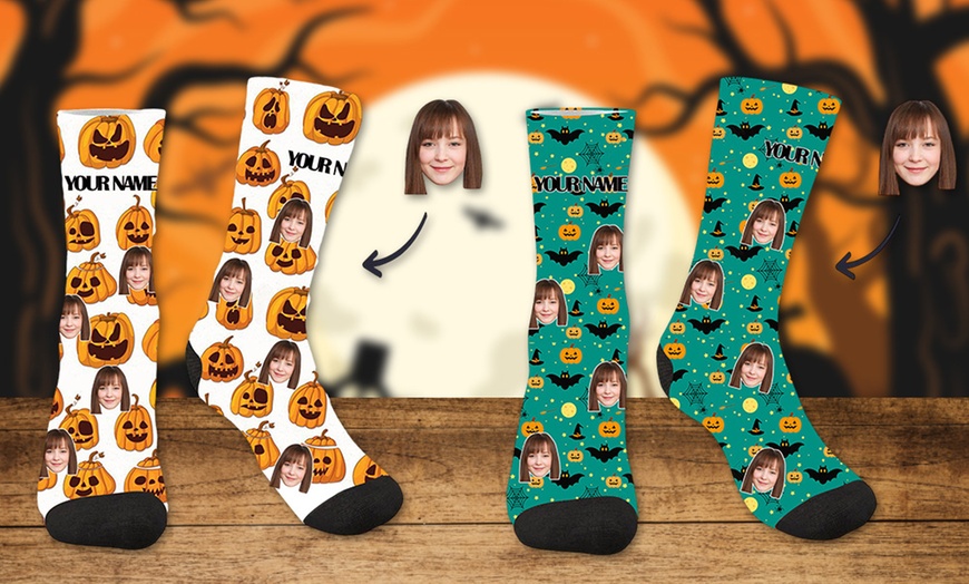 Image 2: Personalisierbare Socken mit eigenem Foto im Halloween-Design