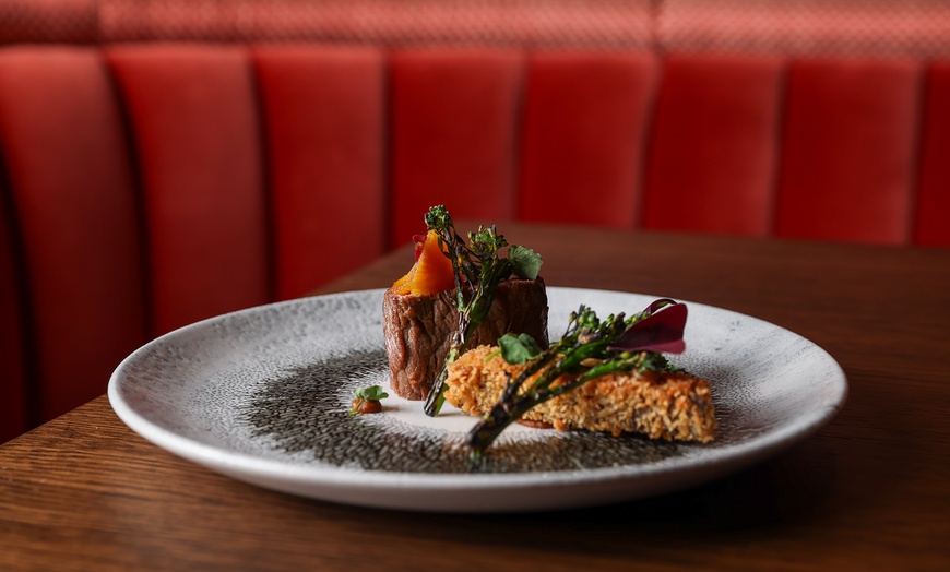 Image 6: Oxfordshire: 5* Luxurious Hotel Break with Dinner & Champagne