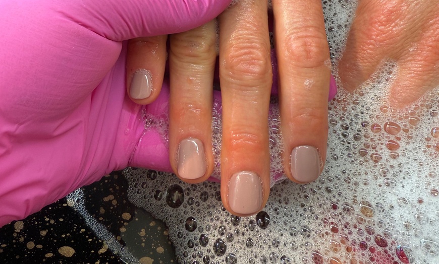 Image 4: Japanische / Pflegende Maniküre, Pediküre oder Nagelmodellage