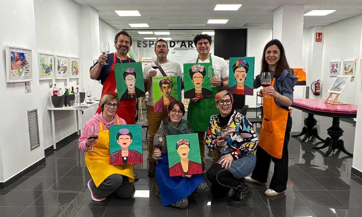 Taller de pintura para adultos con vino y materiales en Valencia