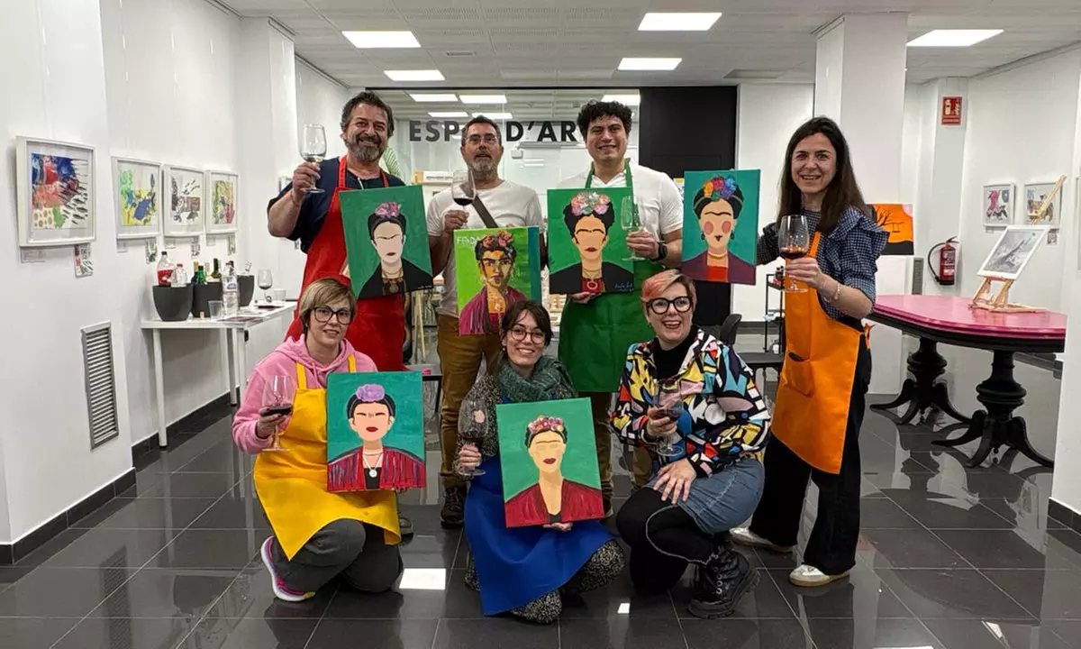 Pinta tu cuadro con vino ilimitado: taller de pintura para 1 o 2 pax