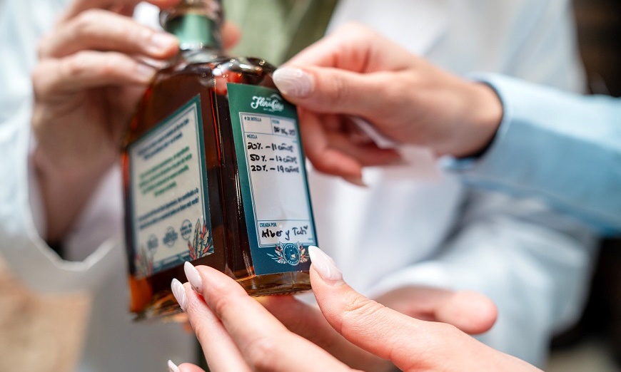 Image 2: Masterclass o tour con cata de ron y taller de elaboración de cóctel