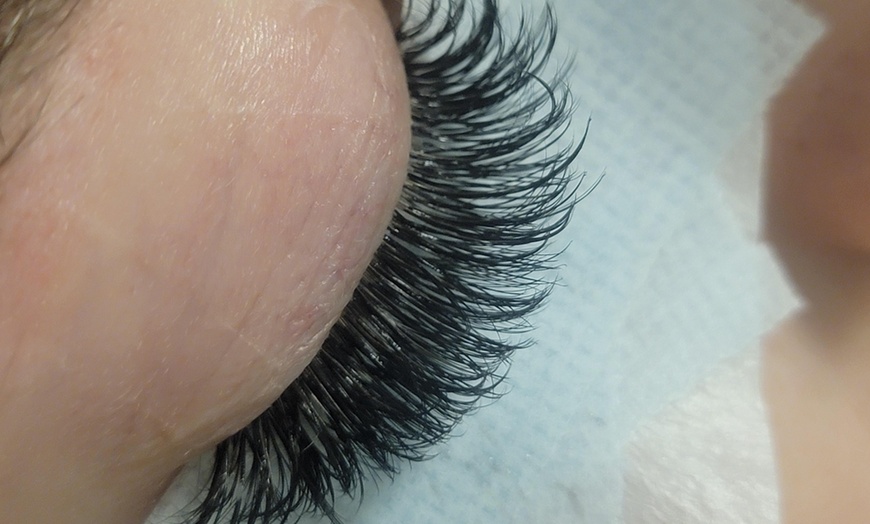Image 4: Custom-Mapped Classic Lash Full Set or Luxurious Volume Lashes