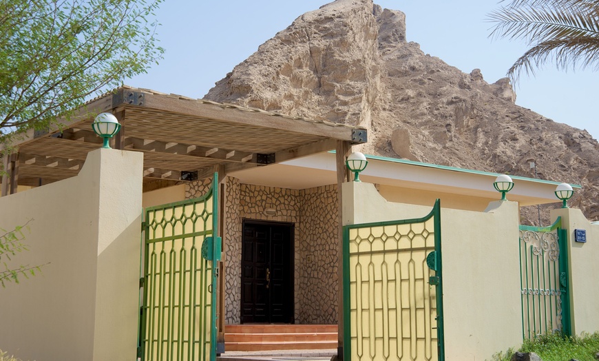 Image 2: 4* Al Ain: 1 or 2 Nights Stay with 2 or 4 Tickets to Al Ain Zoo