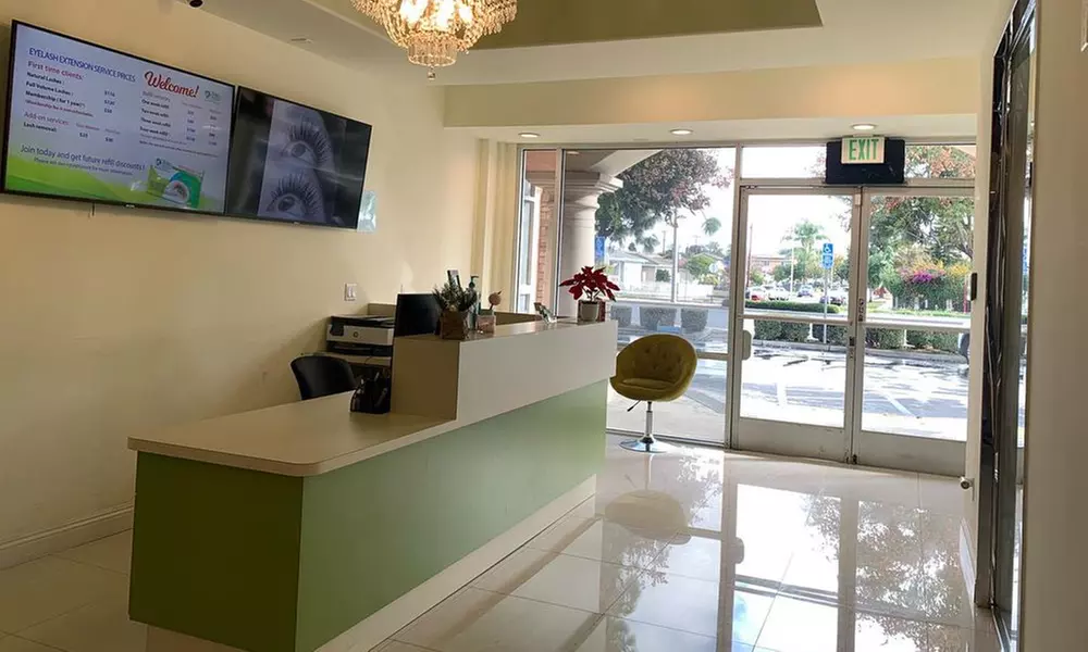 Full Set Classic/Very Natural or Volume/Dramatic Eyelash Extensions