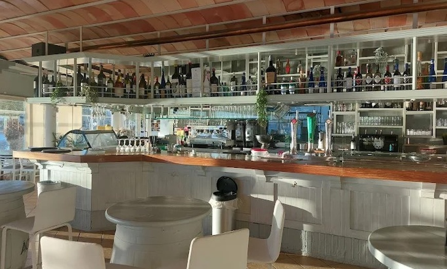 Image 17: Menu de caldero con entrantes, principales, postres y bebidas