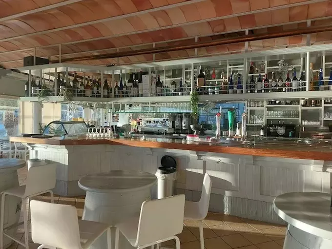 Menu de caldero con entrantes, principales, postres y bebidas