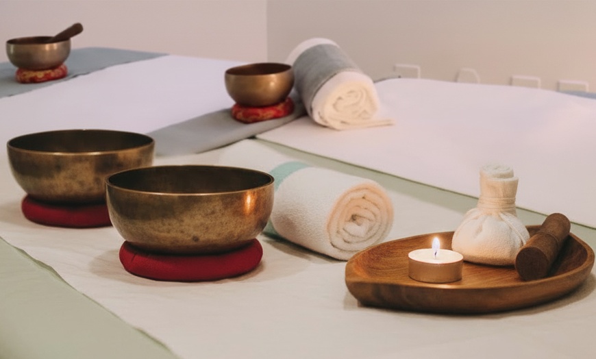 Image 3: Masaje kobido, masaje relajante o experiencia holística 