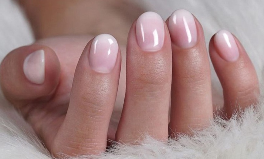 Image 3: Maniküre oder Pediküre opt. mit Shellack für 1 Person