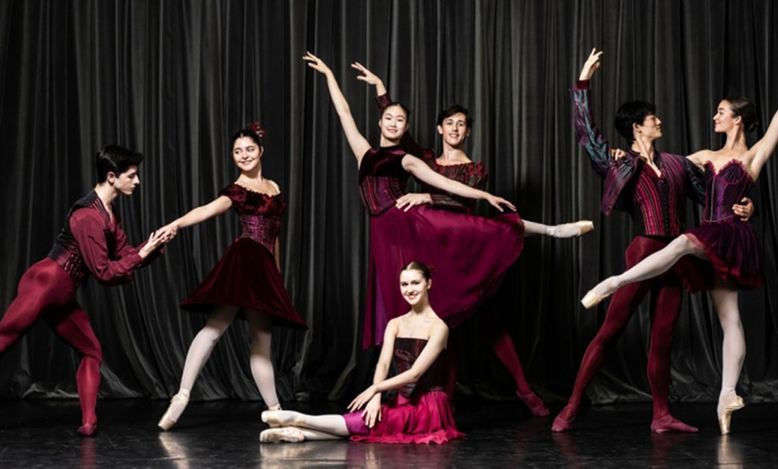 Image 1: Les jeunes talents du Ballet de l’Opéra National de Paris sur scène