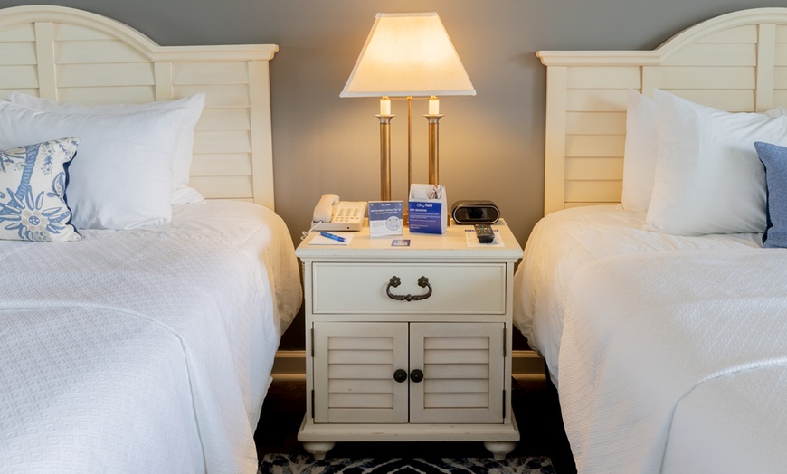 Image 9: Lakeside Resort in the Michigan With Breakfast & Scenic Views