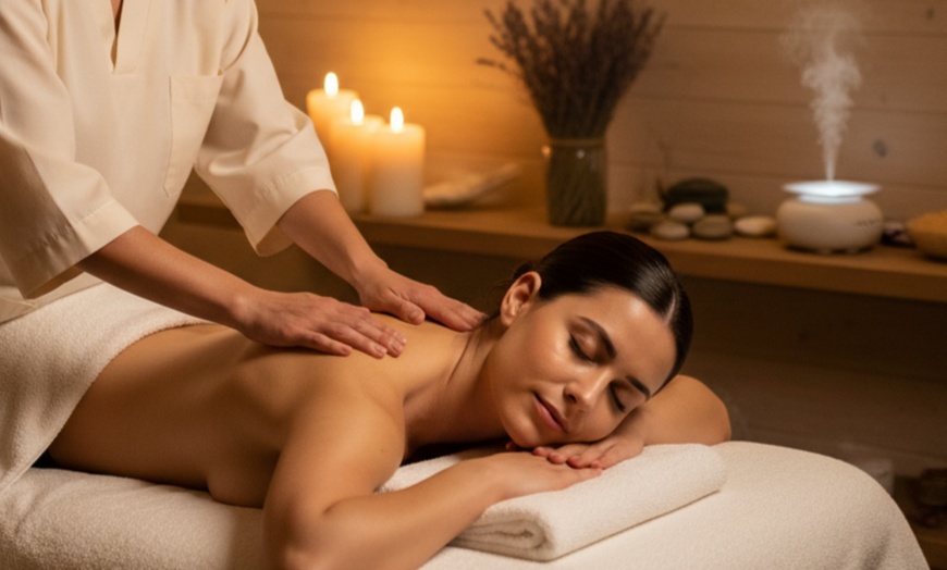 Image 1: 1 o 3 masajes a elegir de 1 h con opción a reflexología podal