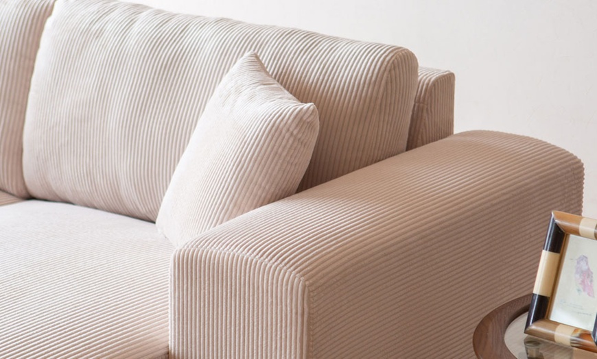 Image 17: Canapé d'angle réversible 3 places "Jambi" de Kocoon en velours côtelé
