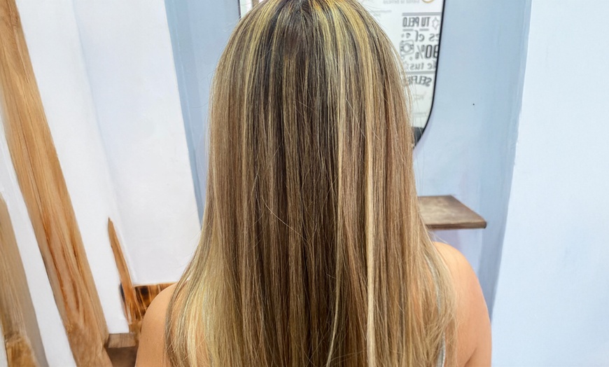 Image 1: Sesiones de peluquería con lavado, corte, peinado, tinte o mechas 